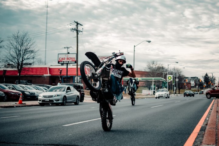 Cómo hacer un caballito en moto MOTOSAN