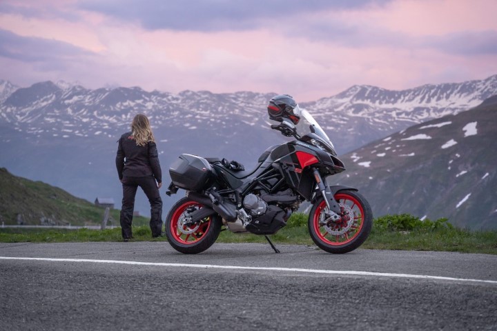 Nuevos Colores Thrilling Black Y Street Grey Para La Ducati Multistrada