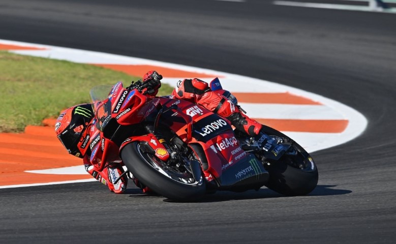 Bagnaia se la devuelve a Martín ante la prensa No es el más rápido