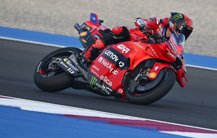 Resultado carrera MotoGP hoy en Qatar Victoria de Bagnaia con Martín y