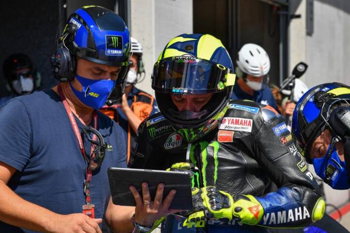 Valentino Rossi abandona la competición tras 26 años en activo